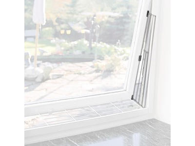 Kat beskyttelsesgitter til side af vindue