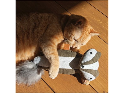 D&D HOME Rocco Kattelegetøj med Catnip – Stinkdyr med Fluffy Hale – 40 cm