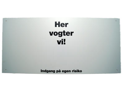 Skilt Her Vogter Vi hvid 43x20cm